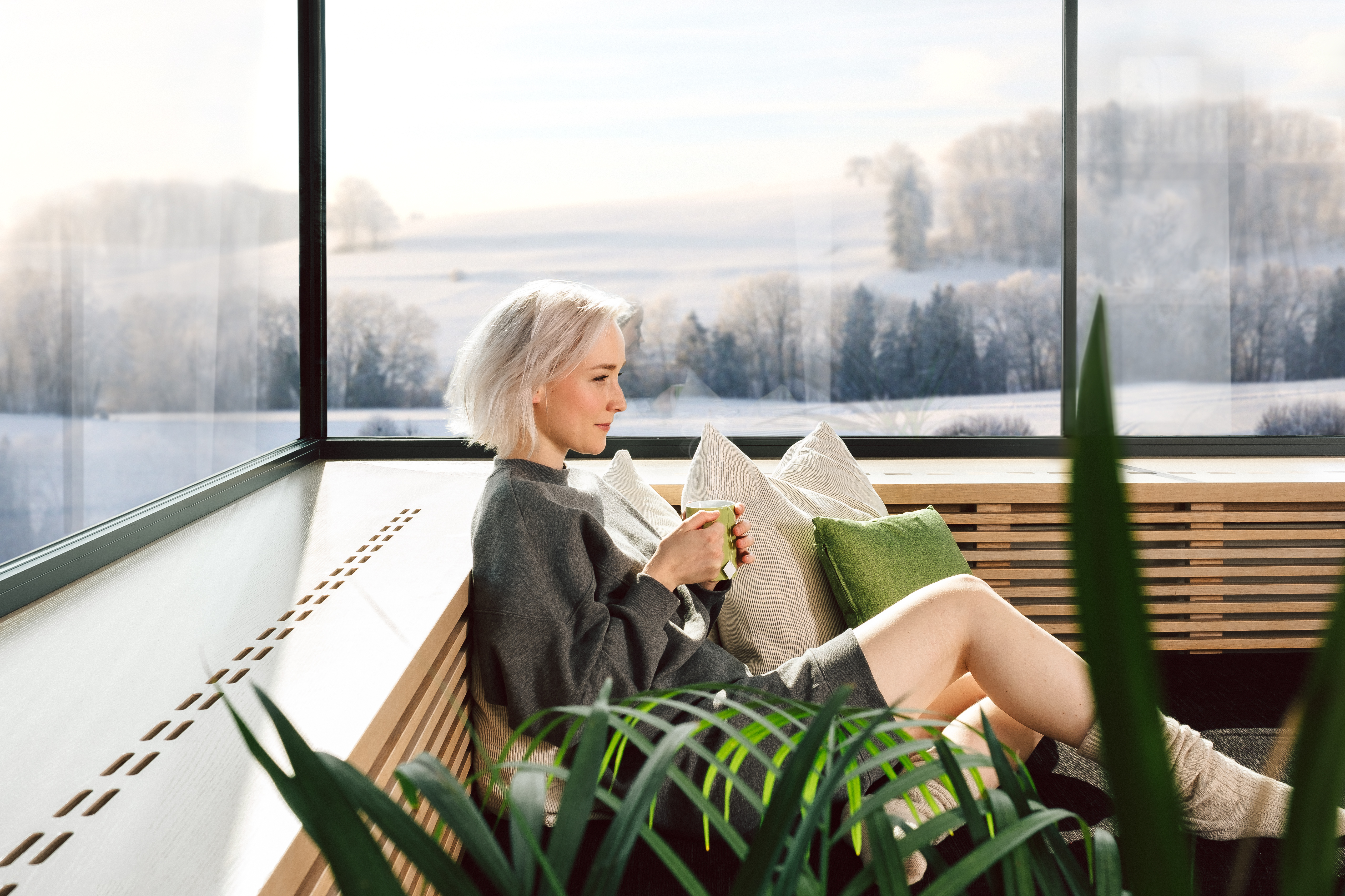 (c)Loxone_Sands-of-time_woman-lounge-tea-winter_01 (1)